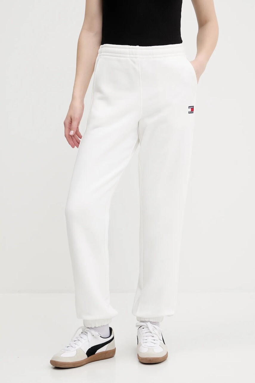 Bavlnené tepláky Tommy Jeans dámske, biela farba, jednofarebné, DW0DW20679