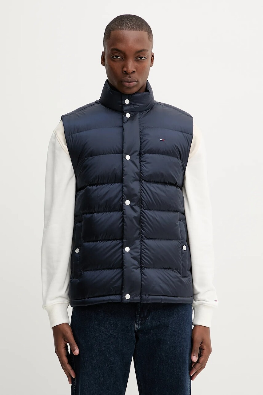 Páperová vesta Tommy Jeans tmavomodrá farba, zimná, DM0DM21777