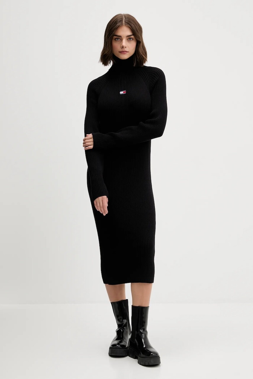 Bavlnené šaty Tommy Jeans čierna farba, midi, priliehavé, DW0DW22167
