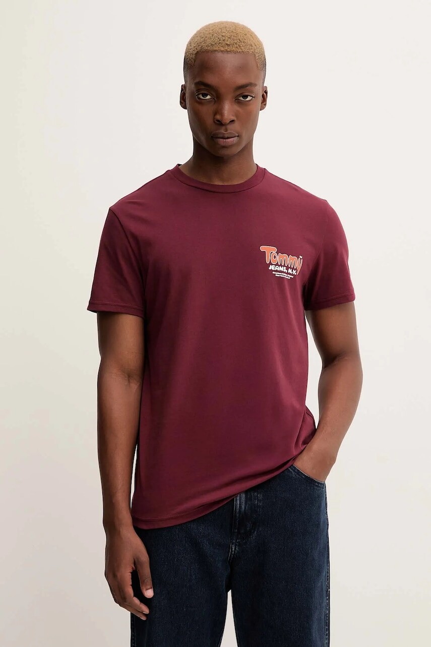 Bavlnené tričko Tommy Jeans pánske, bordová farba, s potlačou, DM0DM22049