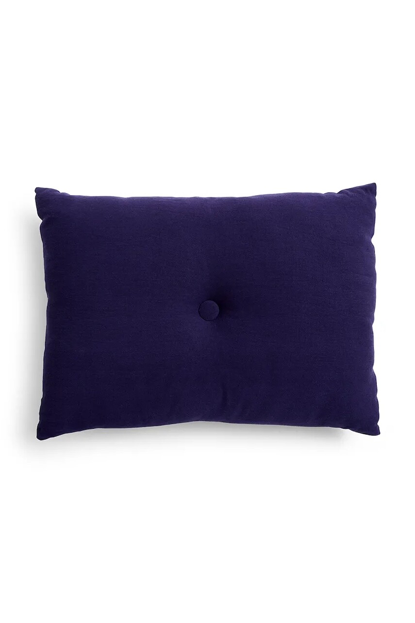 Dekoratívny vankúš s prímesou ľanu HAY Dot 60 x 45 cm tmavomodrá farba