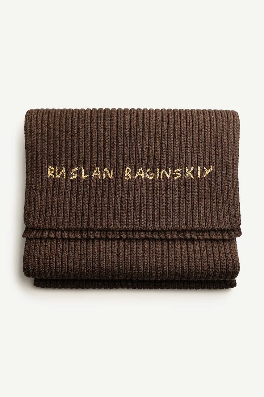 Vlnený šál Ruslan Baginskiy hnedá farba, s nášivkou, SKR09/036-MW-FL-CD24