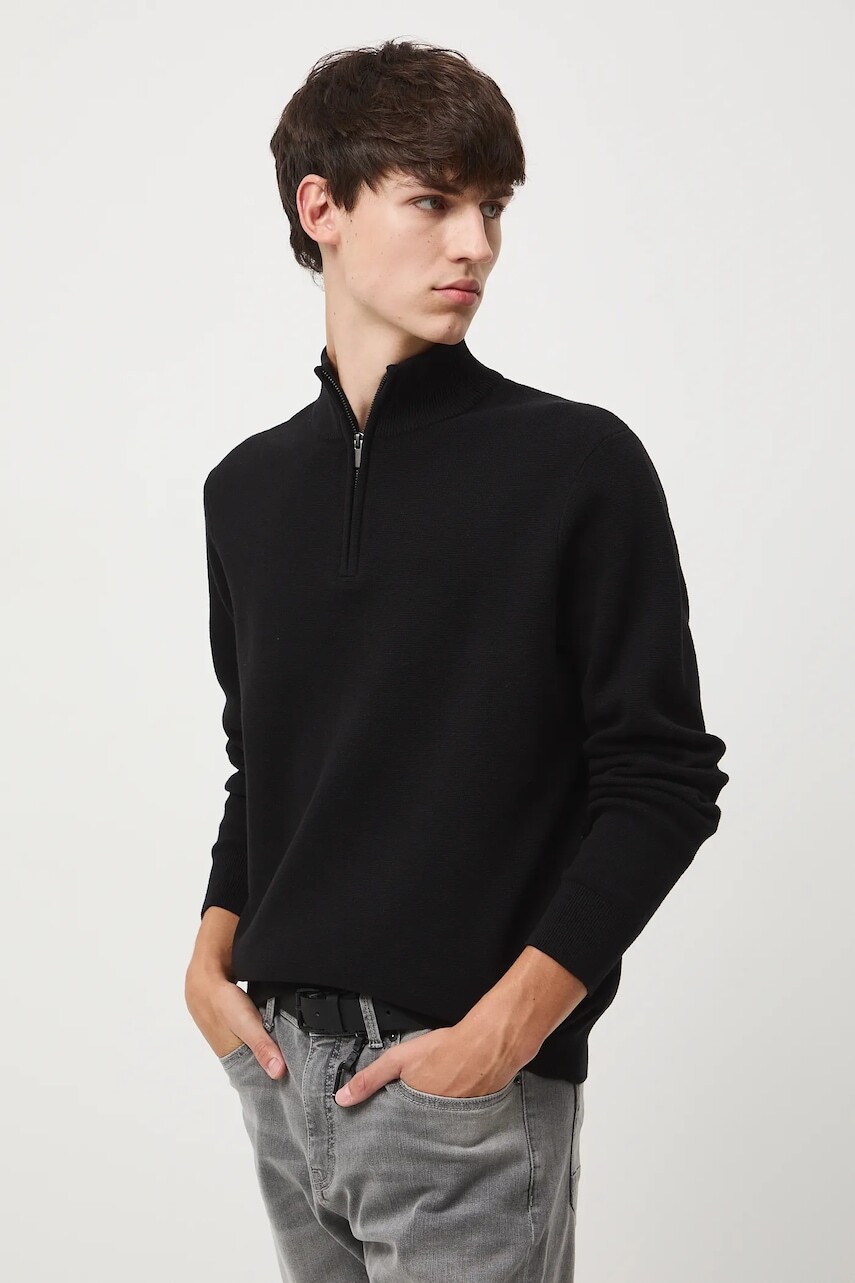 Sveter Medicine čierna farba, s rolákom