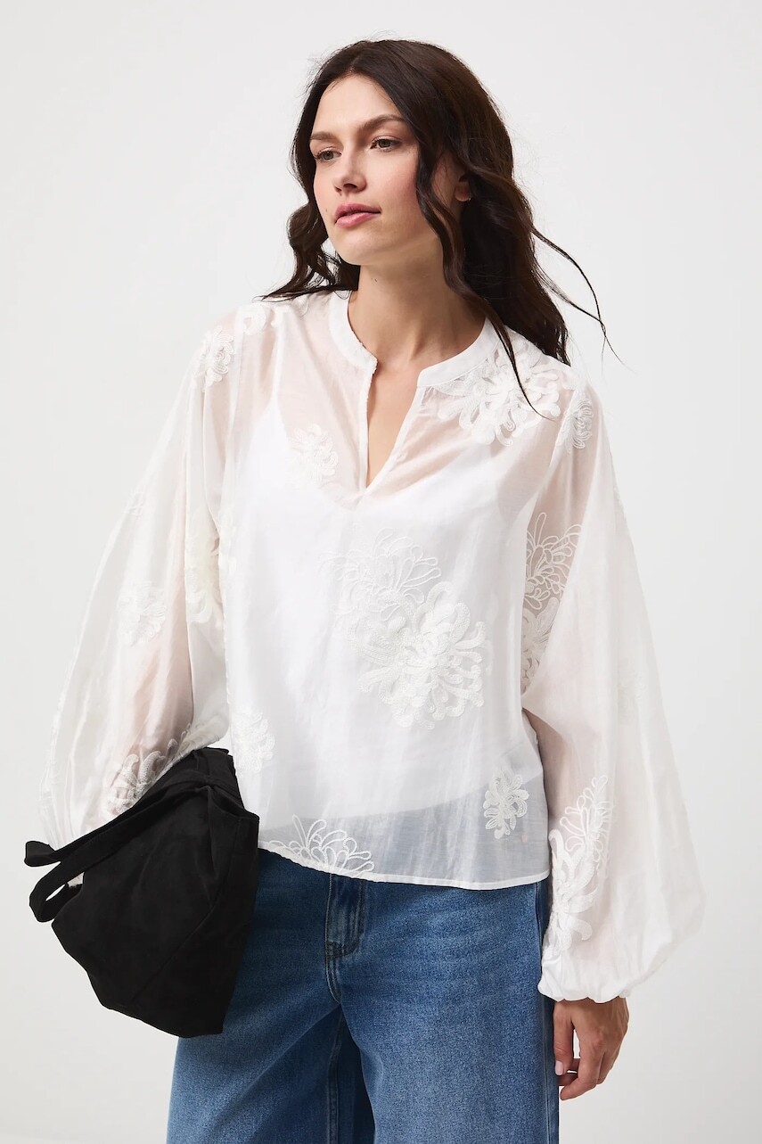 Blúzka Medicine biela farba, s nášivkou