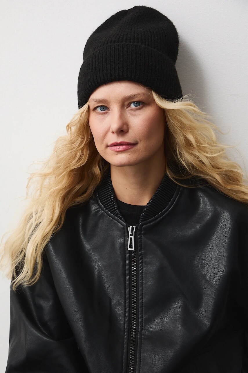 Čiapka s prímesou vlny Medicine čierna farba