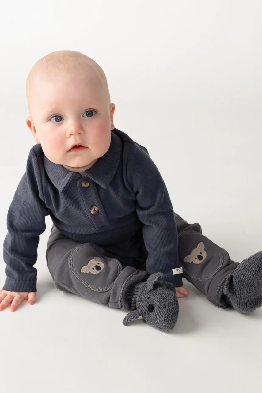 Detské bavlnené tepláky Donsje Joek Trousers Koalas šedá farba, s nášivkou, 3040704