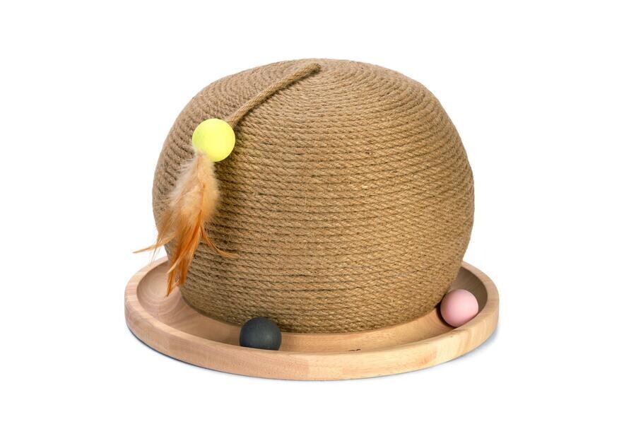 Designed by Lotte drevené škrabadlo s guľôčkovou dráhou - Ø 29,5 x V 22 cm