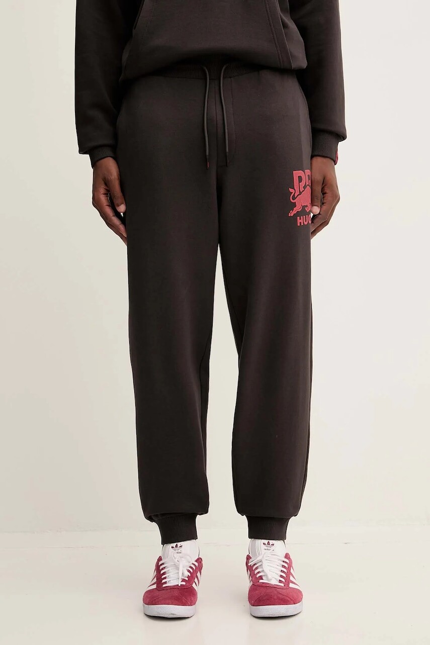 Bavlnené tepláky HUGO hnedá farba, s potlačou, 50549309