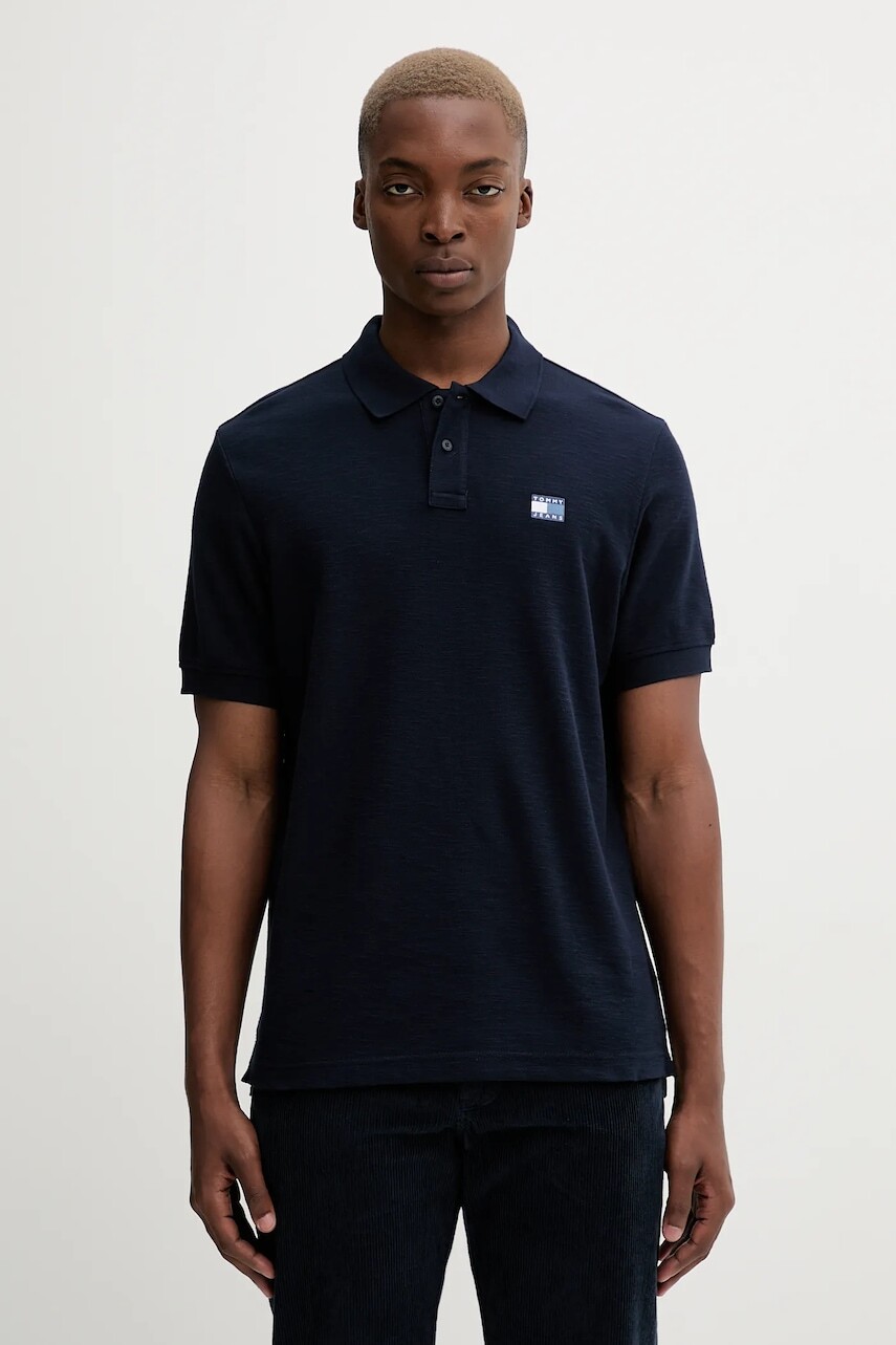 Bavlnené polo tričko Tommy Jeans tmavomodrá farba, s nášivkou, DM0DM22063