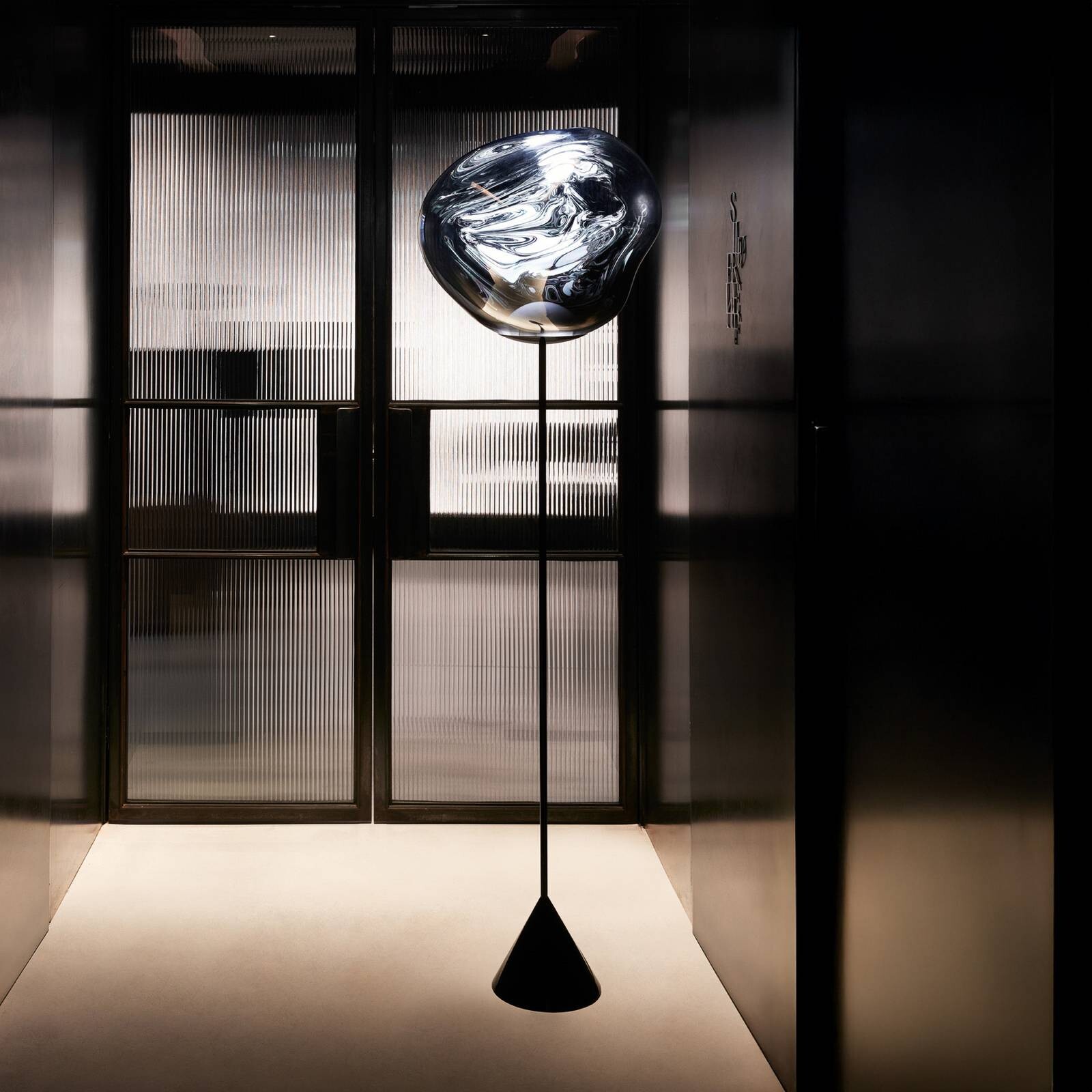 Tom Dixon LED stojacia lampa Melt Cone Slim, dymovo sivá, 180 cm