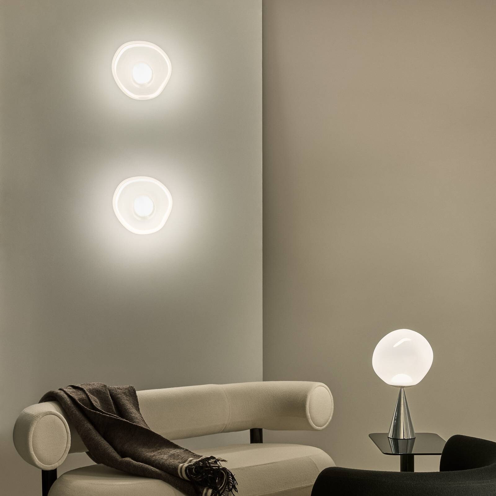 Tom Dixon LED nástenné svetlo Melt, Ø 29 cm, opálová/chrómová farba