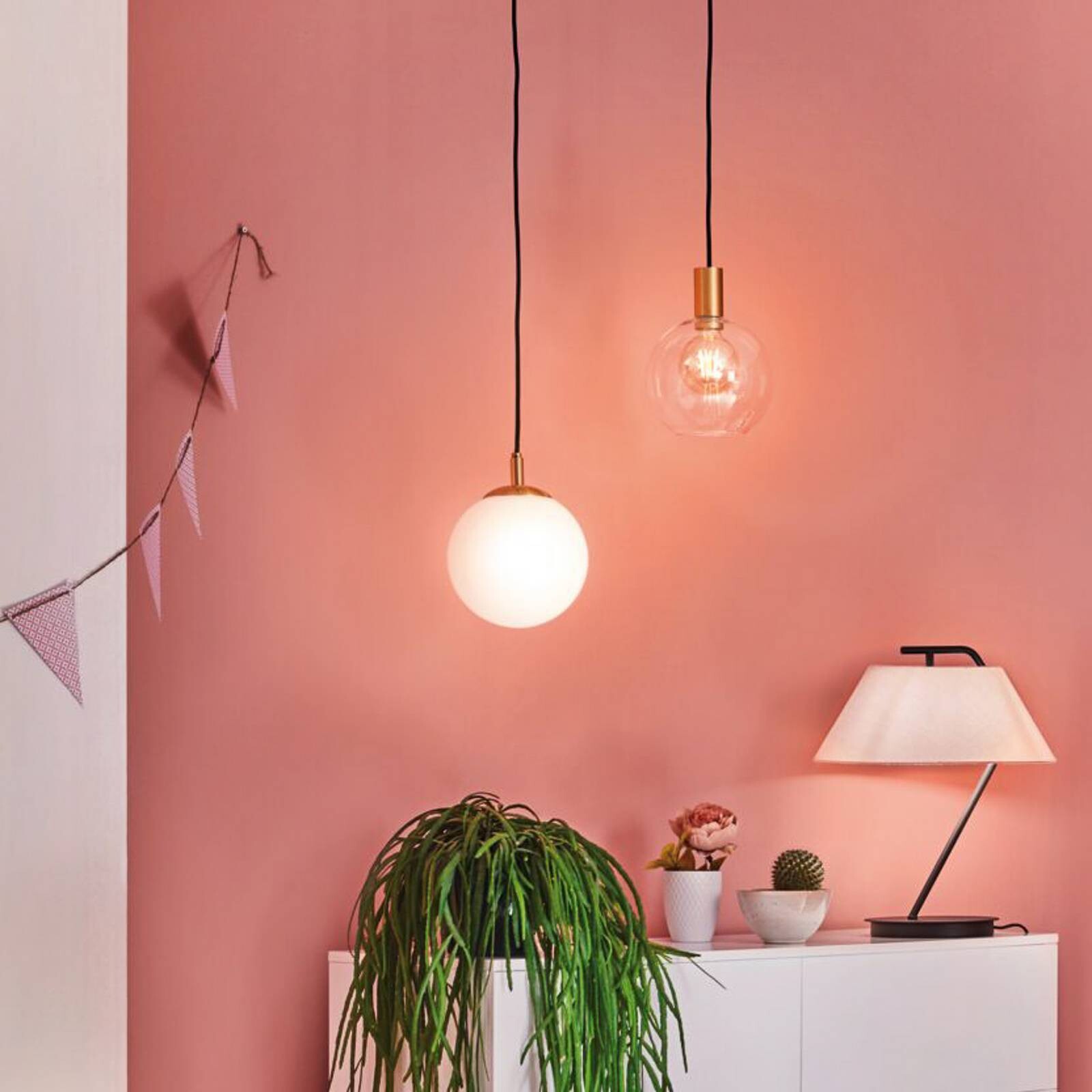 Paulmann závesné svietidlo Menja biela saténová/mosadz Ø 20 cm IP44