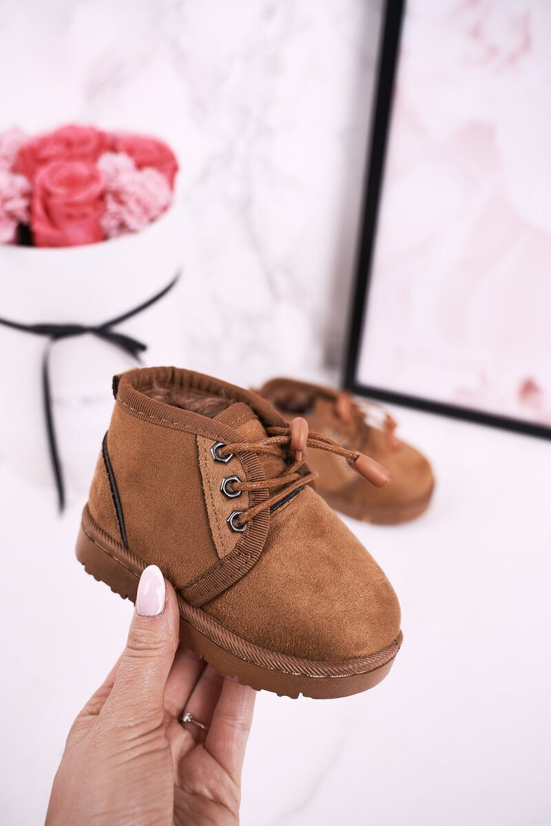 FR1 Detské čipky -up snehových topánok izolovaných hnedým kožušinovým lovcom