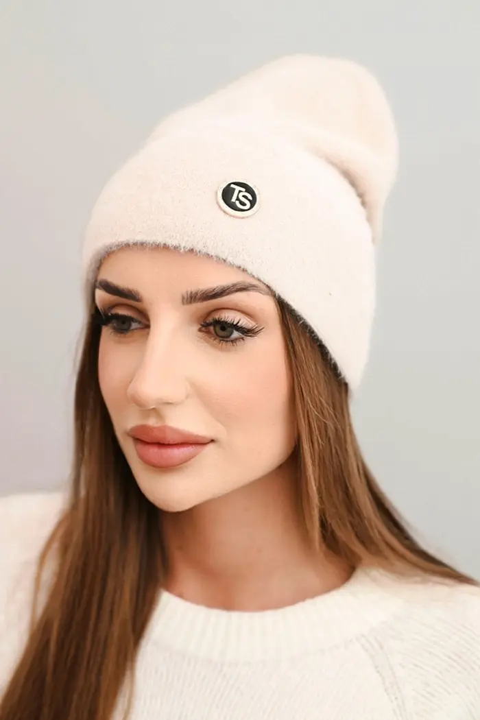 Polski Dámska čiapka z mäkkej alpaky s ozdobnou platničkou tmavobéžová