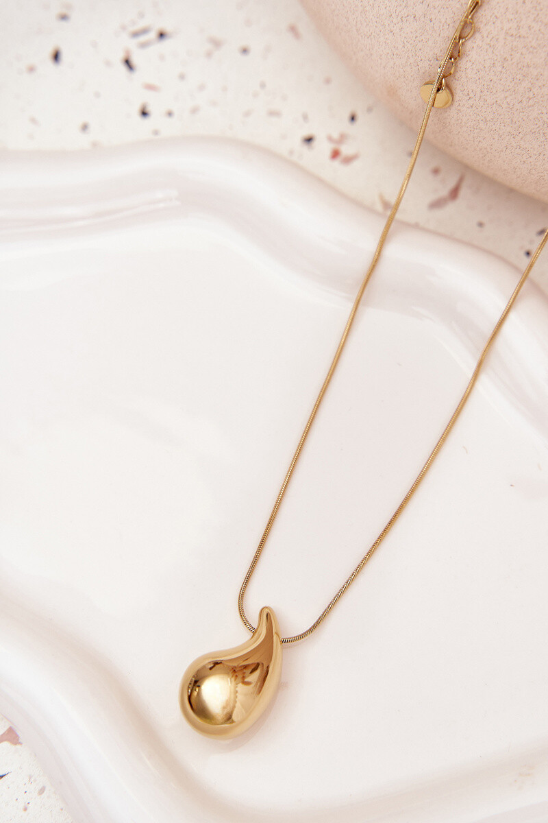 Zlatý náhrdelník s príveskom v tvare kvapky