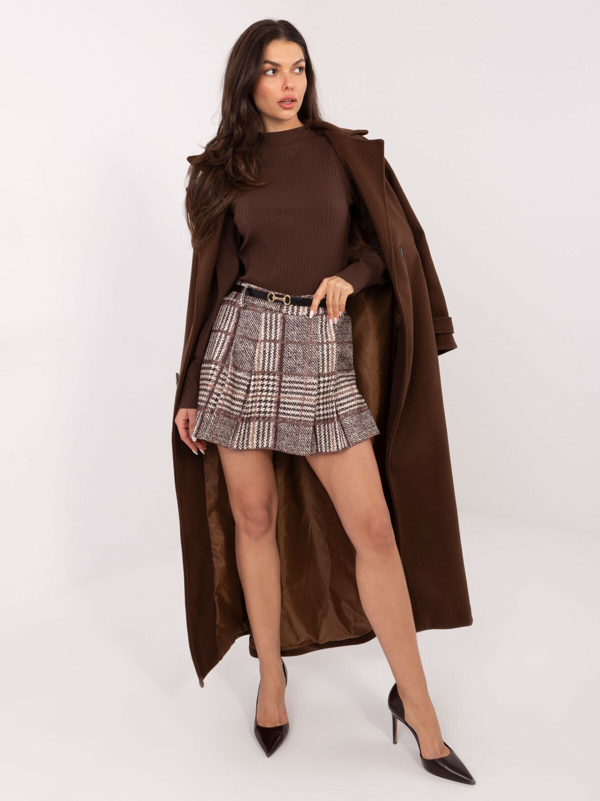 Hnedé kárované kraťasy s opaskom