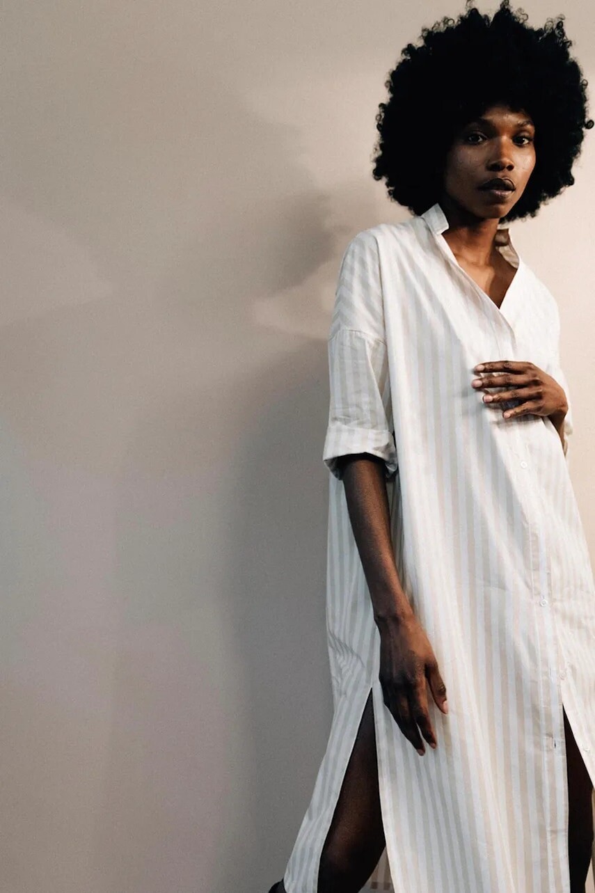 Šaty MUUV. hnedá farba, midi, oversize