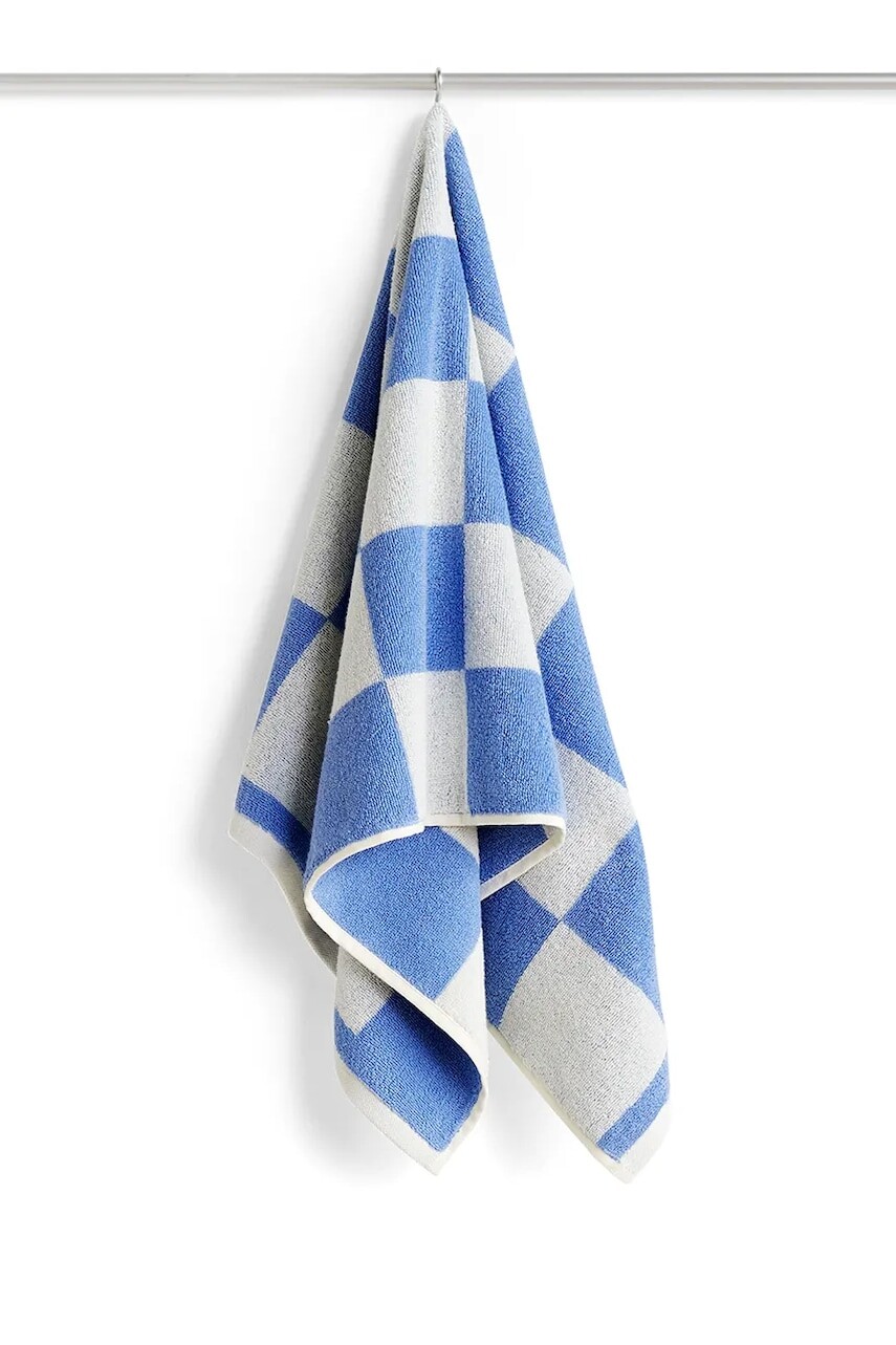 Malý bavlnený uterák HAY Check Organic 50 x 90 cm modrá farba