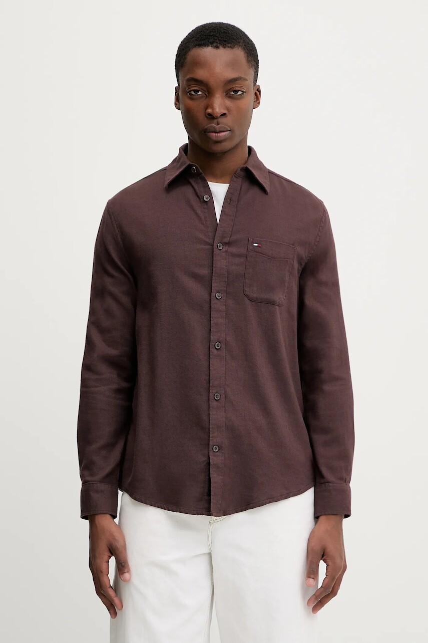 Bavlnená košeľa Tommy Jeans hnedá farba, regular, s klasickým golierom, DM0DM22838