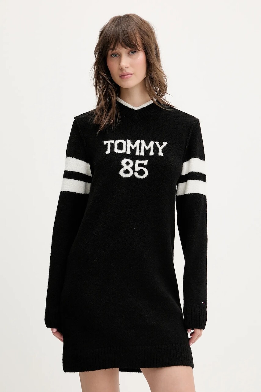 Šaty s prímesou vlny Tommy Jeans čierna farba, mini, rovný strih, DW0DW21906