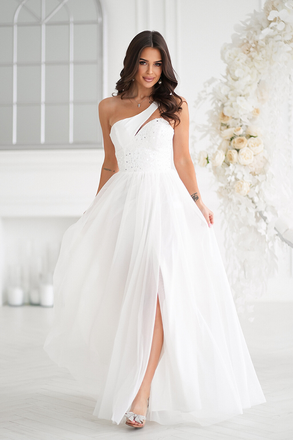 Bicotone Biele tylové šaty s flitrami Veľkosť: L