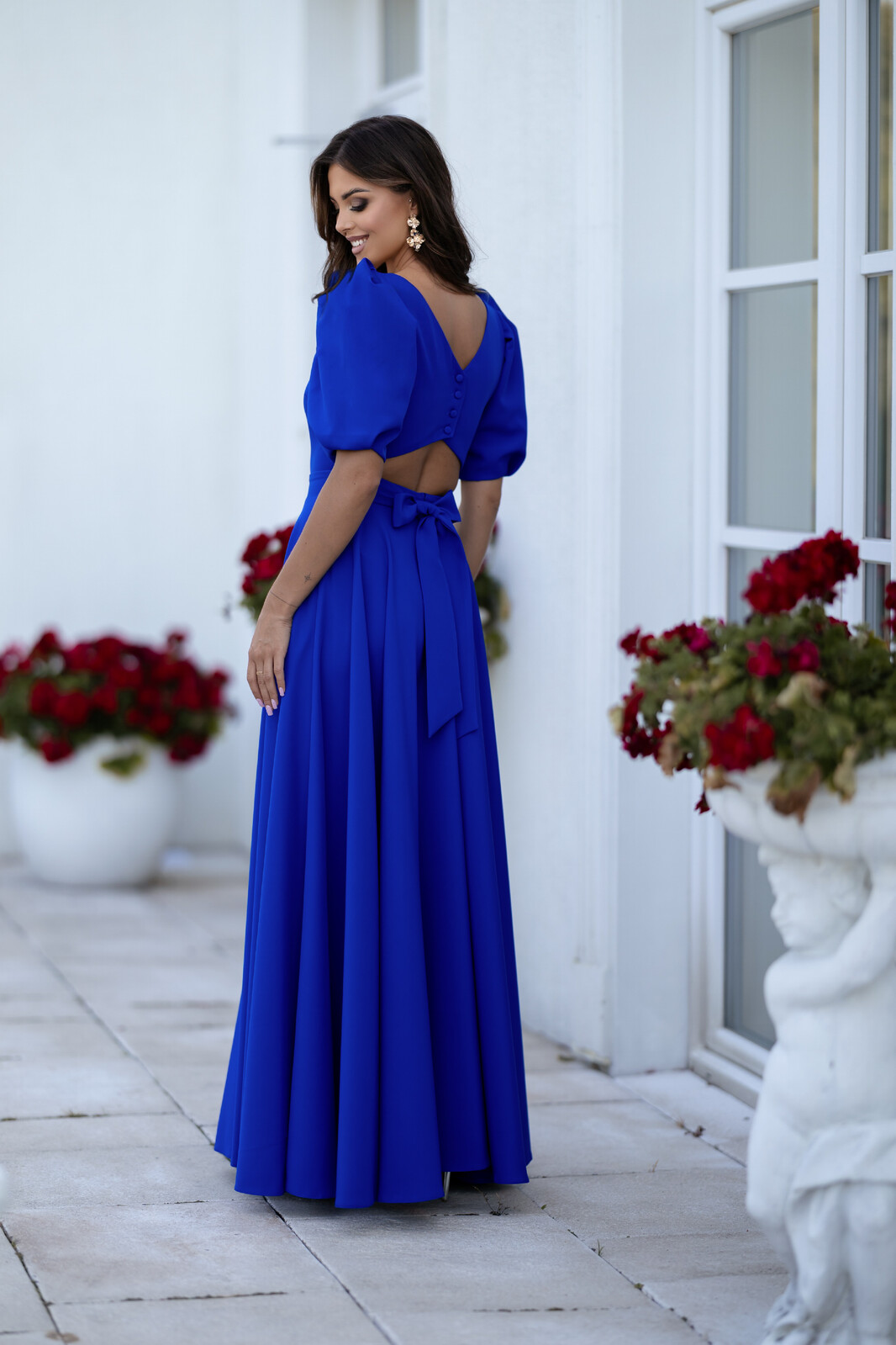 Lacoria Poškodený tovar - Modré spoločenské šaty s odhaleným chrbtom Veľkosť: M