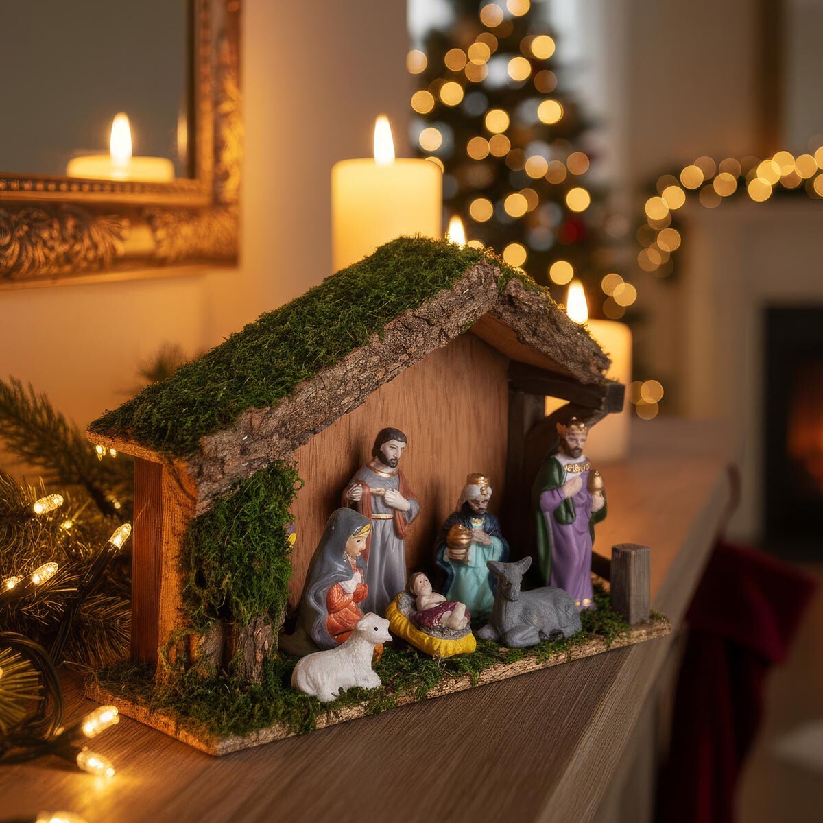 Drevený betlehem s 8 figúrkami