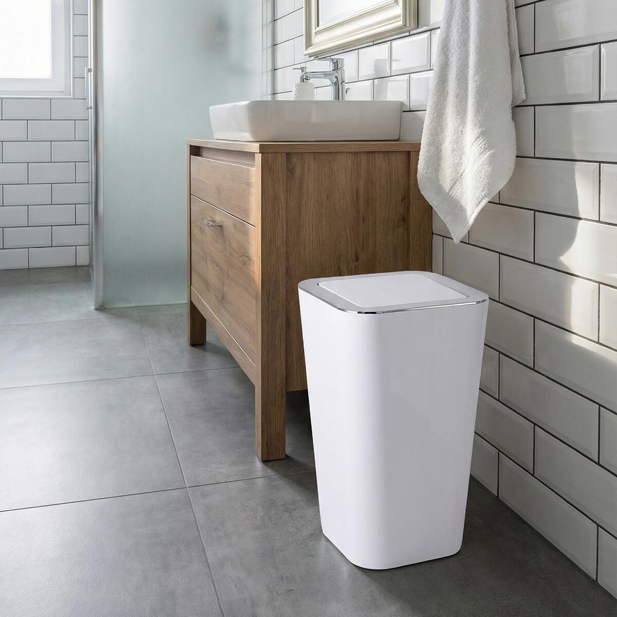 Odpadkový kôš s výklopným vekom Candy 6 l, biely