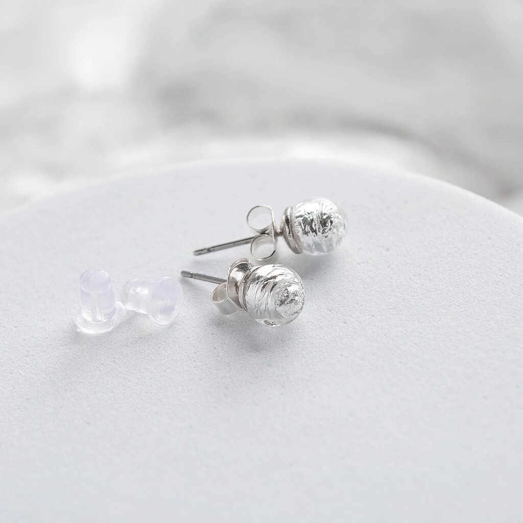 Lampglas Žiarivé kôstkové náušnice Moon Nude s rýdzim striebrom v perlách Lampglas ENM4/AG/RHO-PU