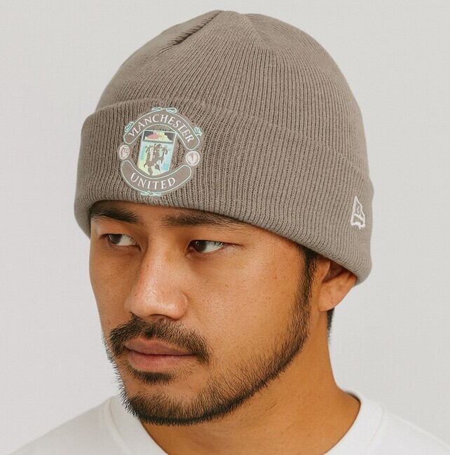 Zimná čapica New Era Iridescent Cuff Beanie Manchester United Football Club Grey - UNI