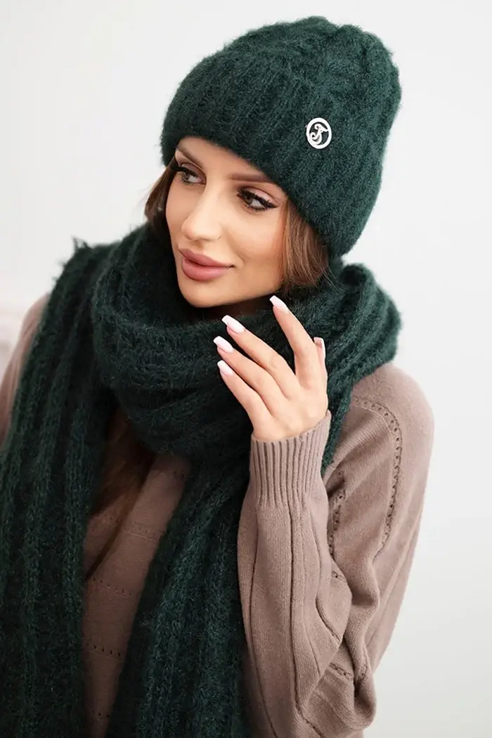 Kesi Komplet dámsky čiapka a šál prúžkovaný s ozdobou tmavozelený