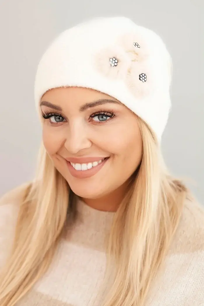 Kesi Dámska čiapka s ozdobnými kožušinovými kvetmi elegantná ecru