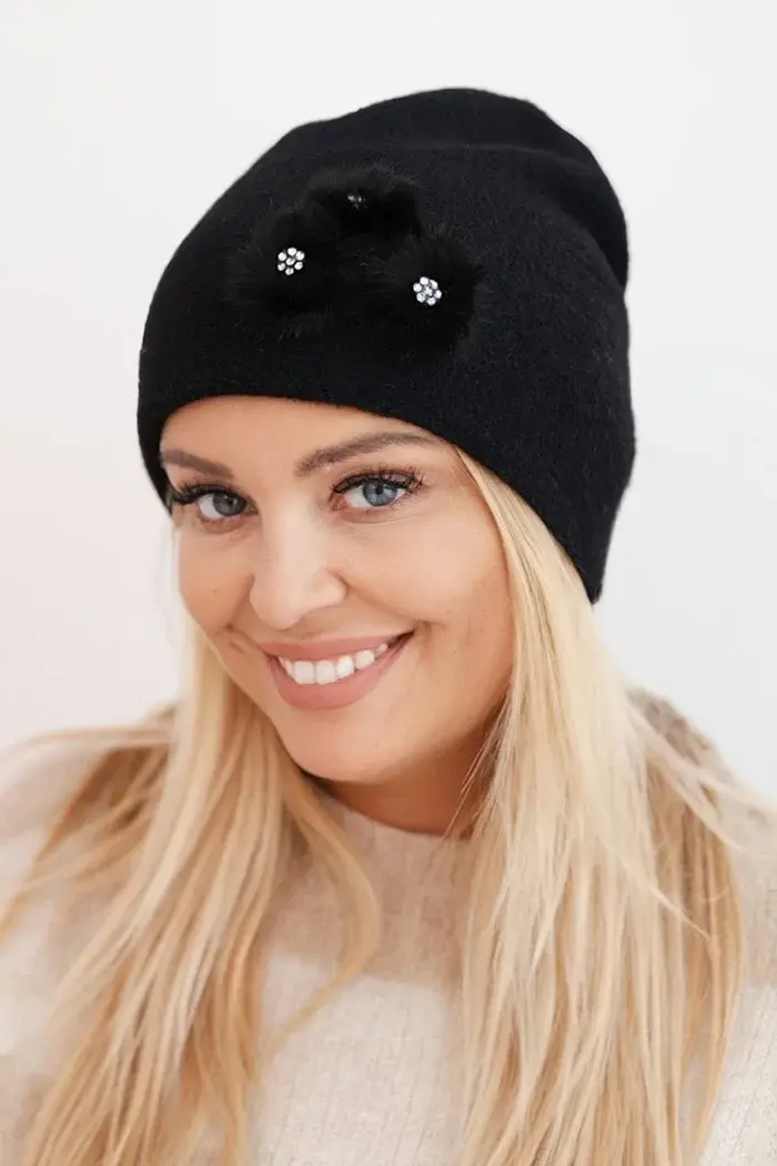 Kesi Dámska čiapka s ozdobnými kožušinovými kvetmi elegantná čierna