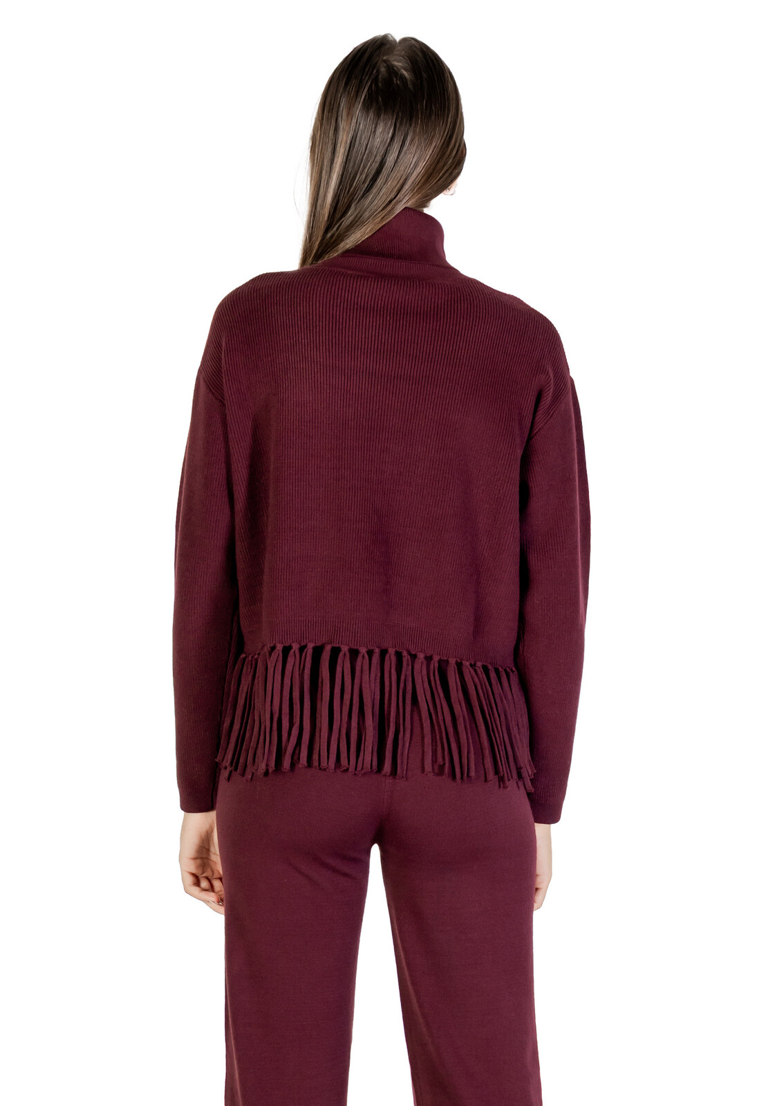 Dámsky rolákový sveter s ozdobnými strapcami