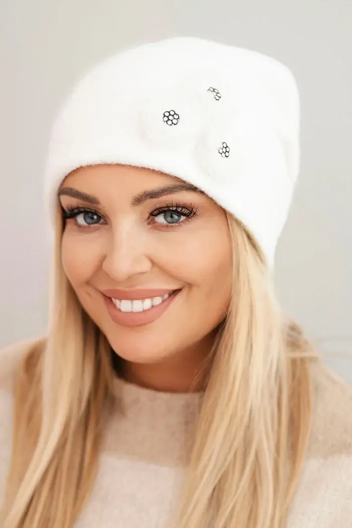 Polski Dámska čiapka s ozdobnými kožušinovými kvetmi elegantná biela