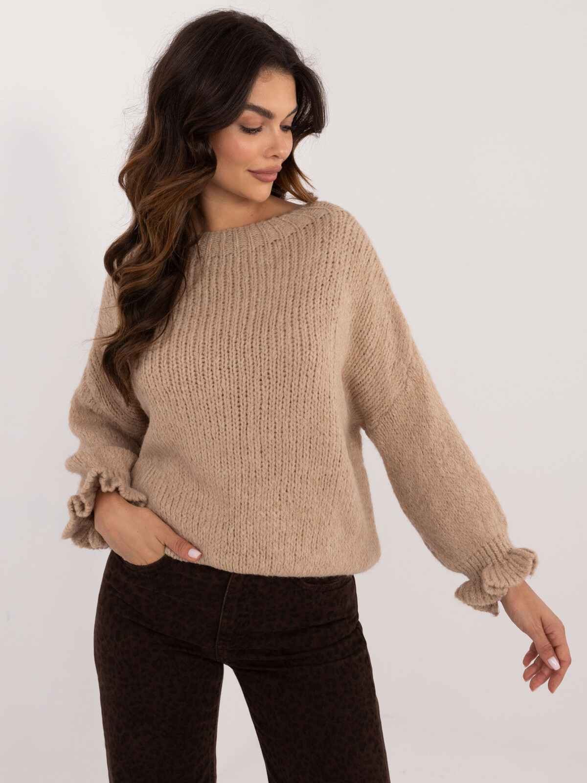 Tmavobéžový sveter s volánmi