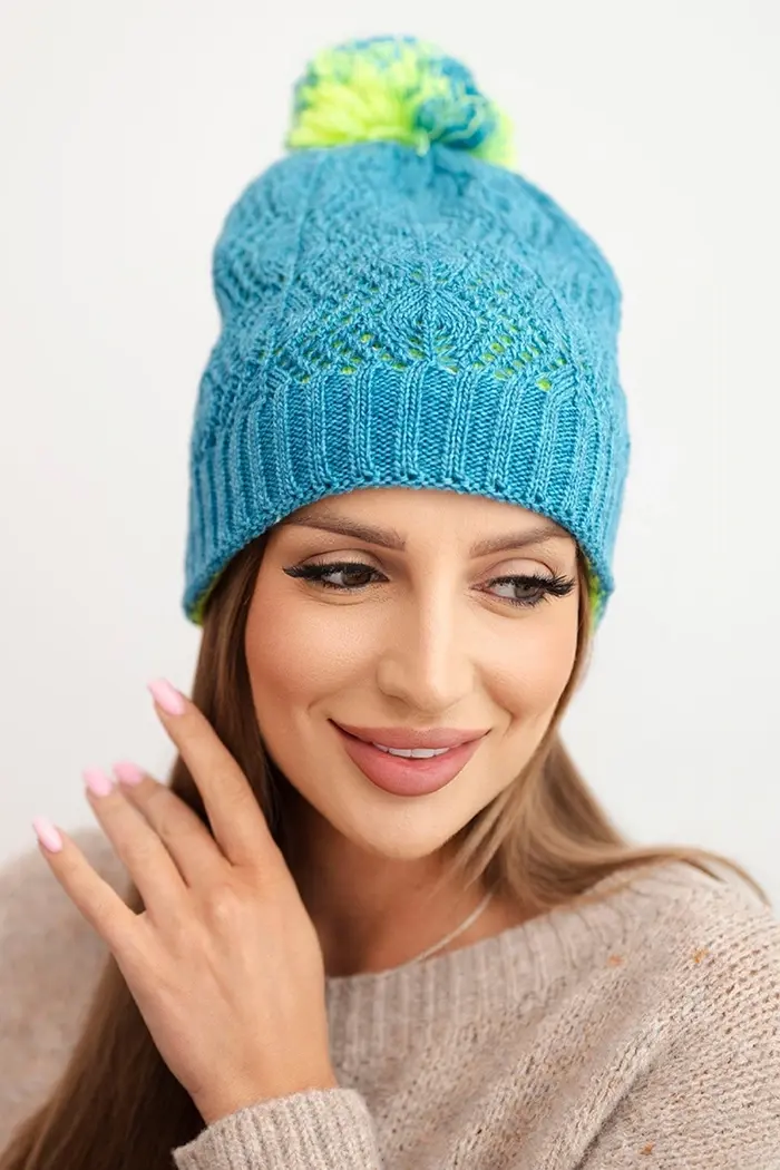 Kesi Dámska zimná čiapka s vlnou v ozdobnom vzore s pompom K467 jeansová