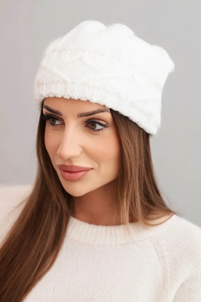 Kesi Dámska zimná čiapka z hrubým pleteným vrkočom K481 biela