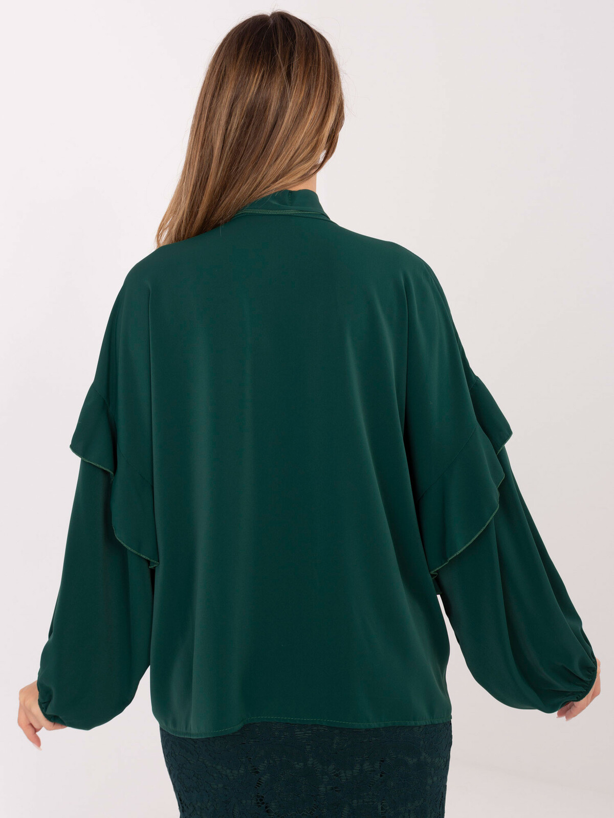 Tmavozelená blúzka s volánmi