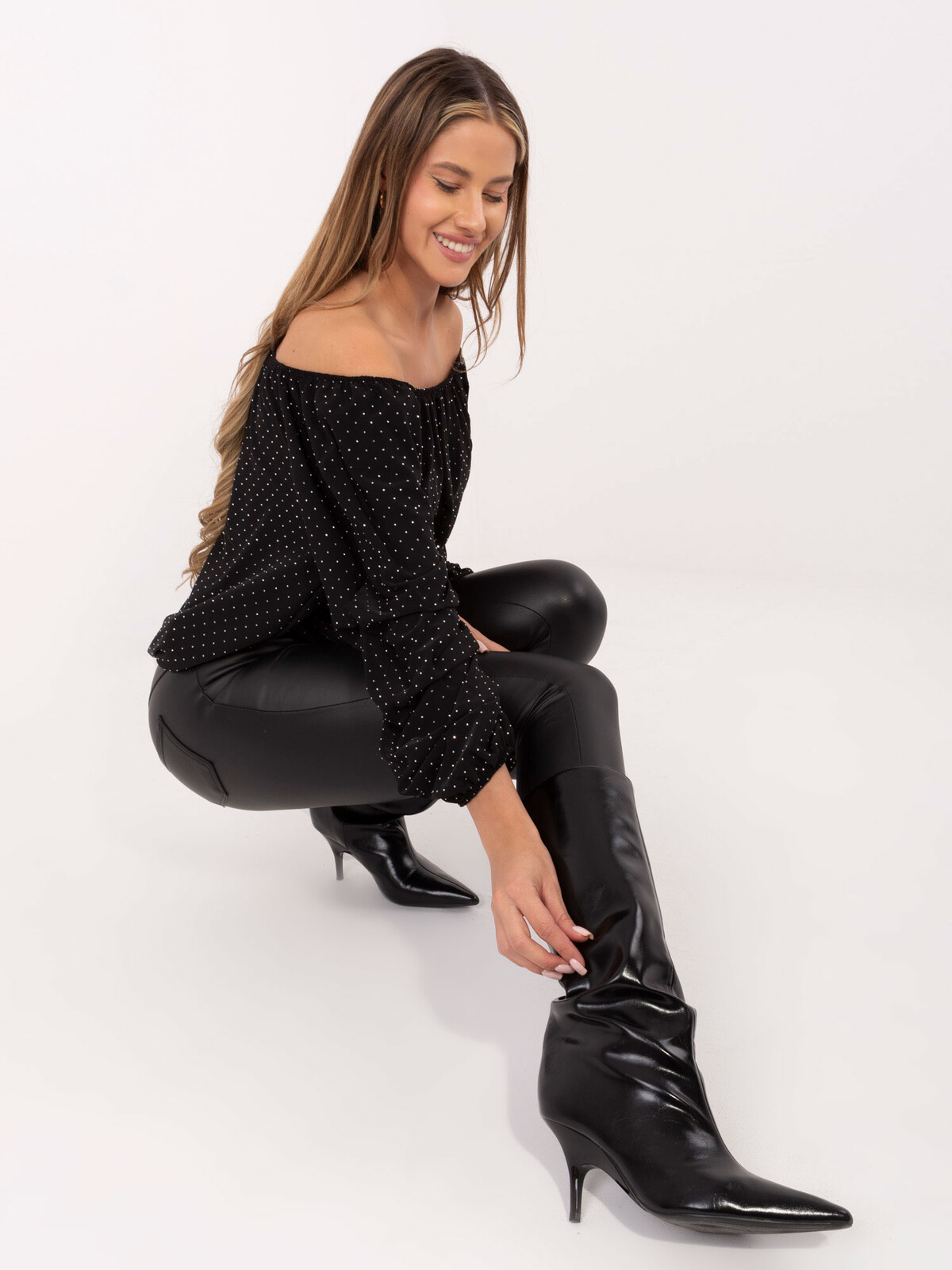 Čierna blúzka s bodkami