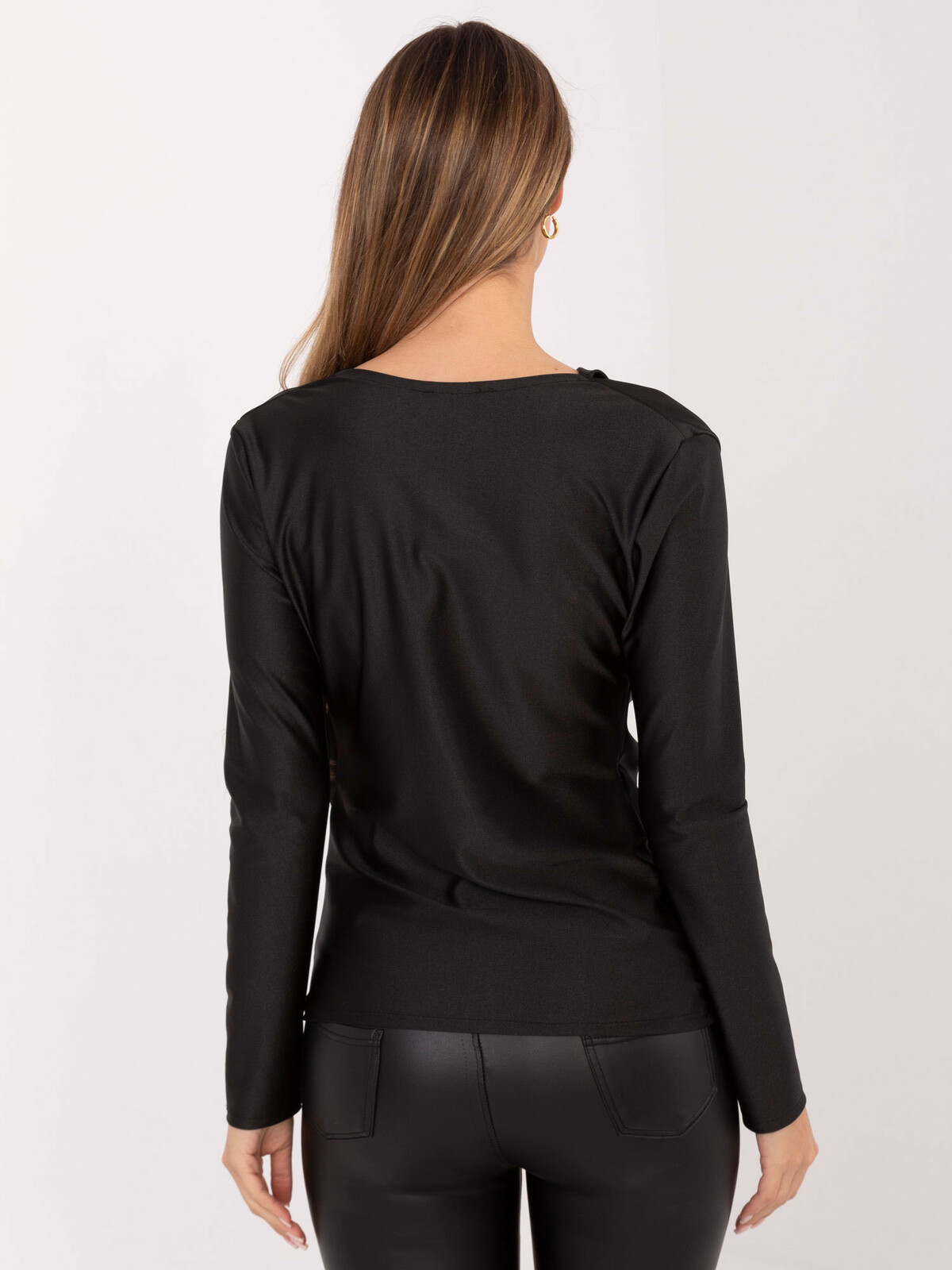 Čierna blúzka s ozdobným detailom