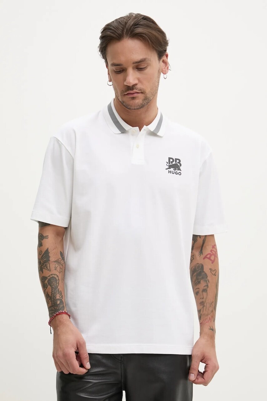 Polo tričko HUGO x RACING BULLS pánske, béžová farba, s potlačou, 50542748