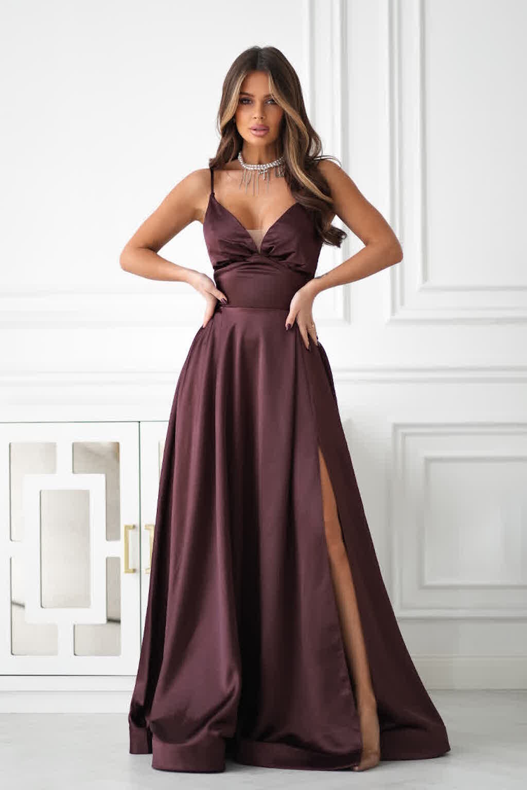 Bicotone Hnedé saténové šaty s rozparkom Veľkosť: S