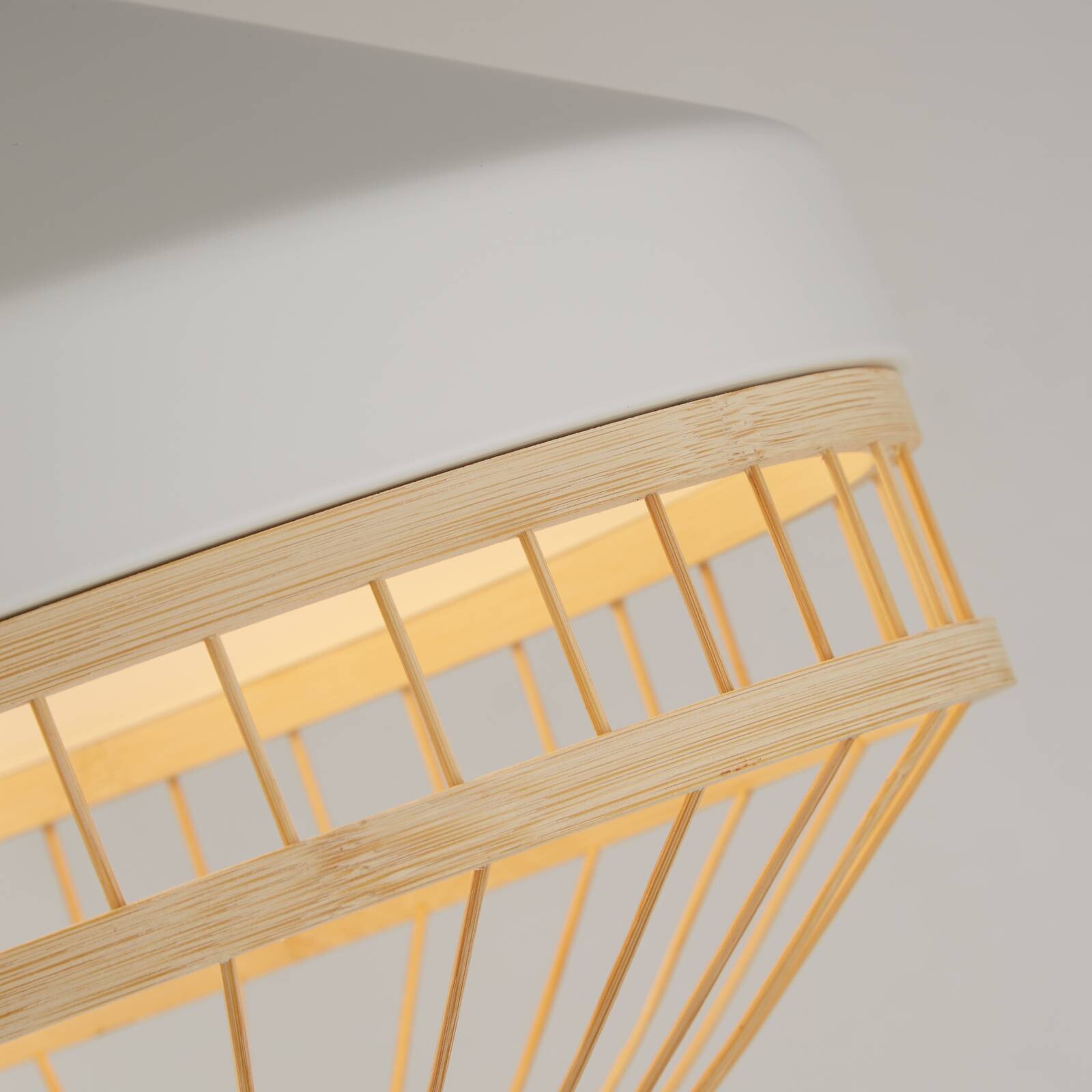 Závesné svietidlo Lanya, biele, oceľ/bambus, Ø 30 cm, E27