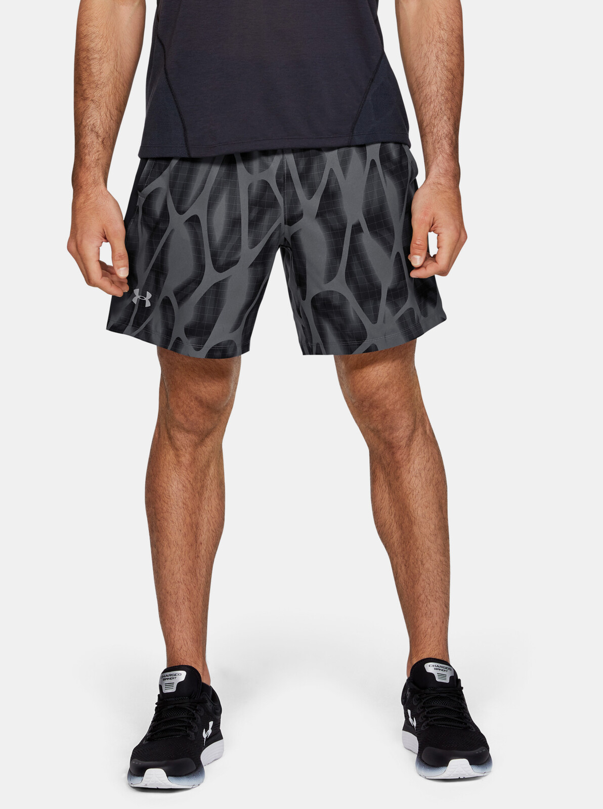 Šedé pánske vzorované šortky Launch SW Under Armour