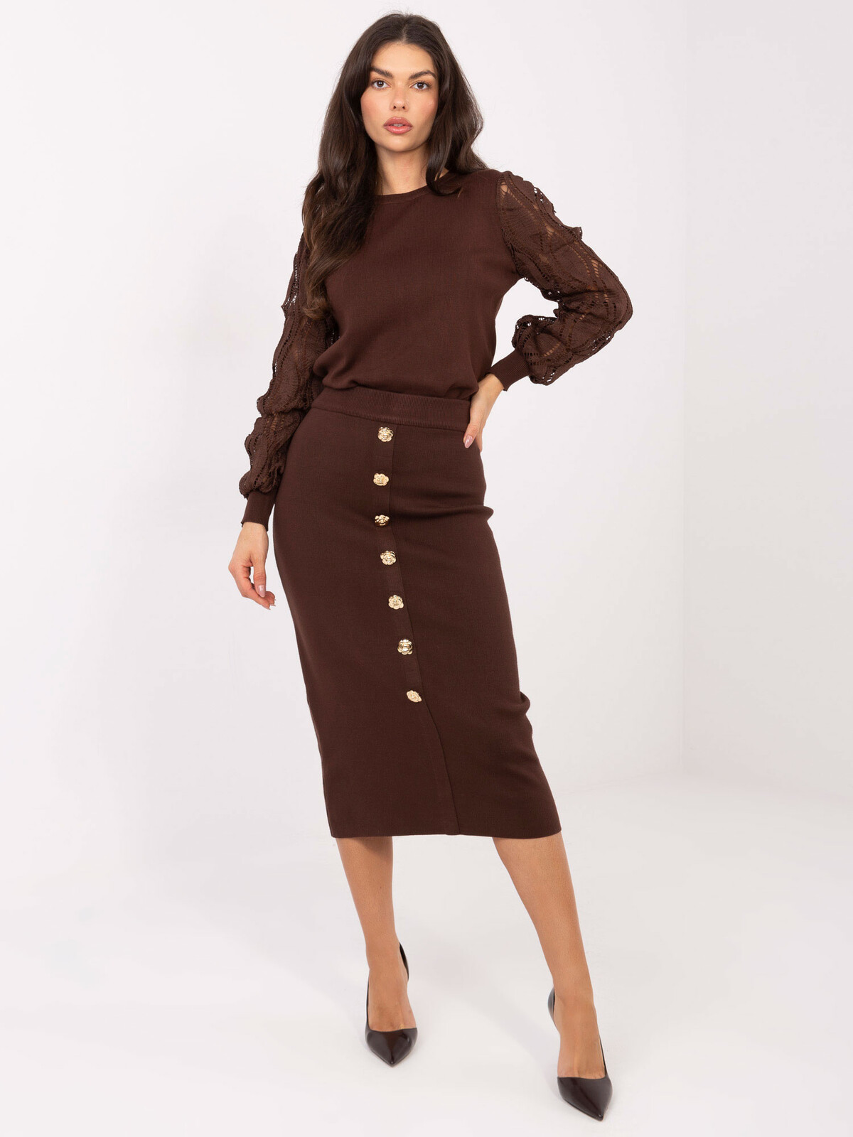 Hnedý sveter s čipkovanými rukávmi