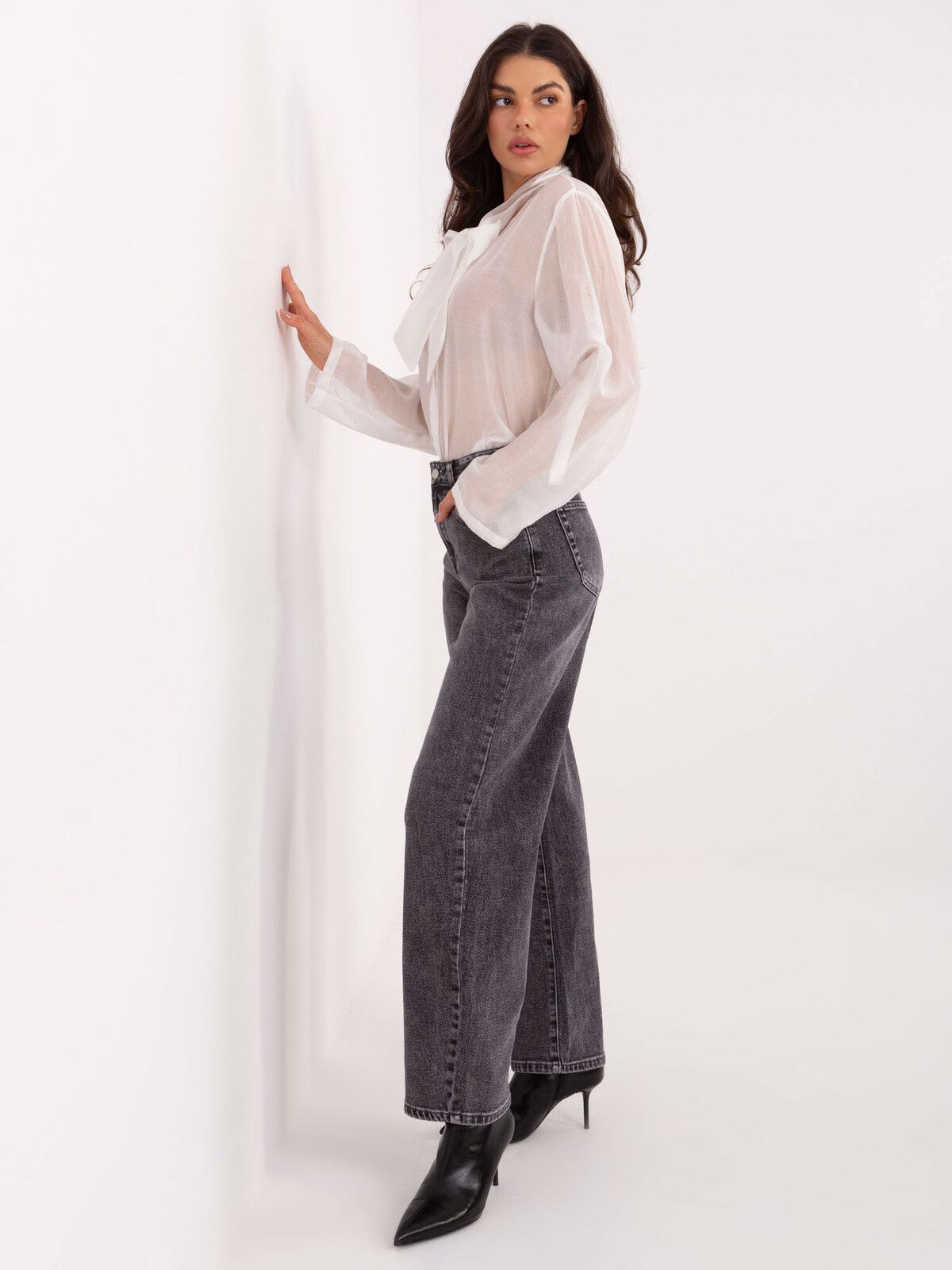 Dámske rovné rifle v tmavosivej farbe