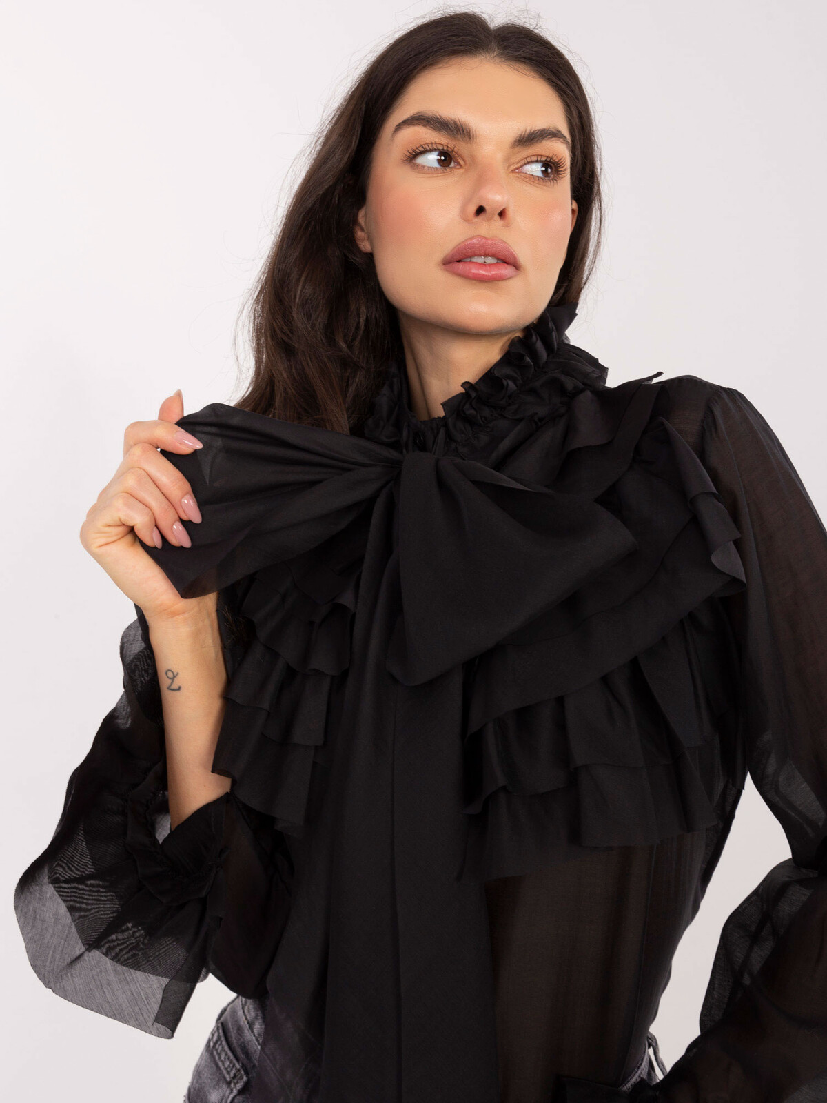 Čierna blúzka s volánmi a mašľou
