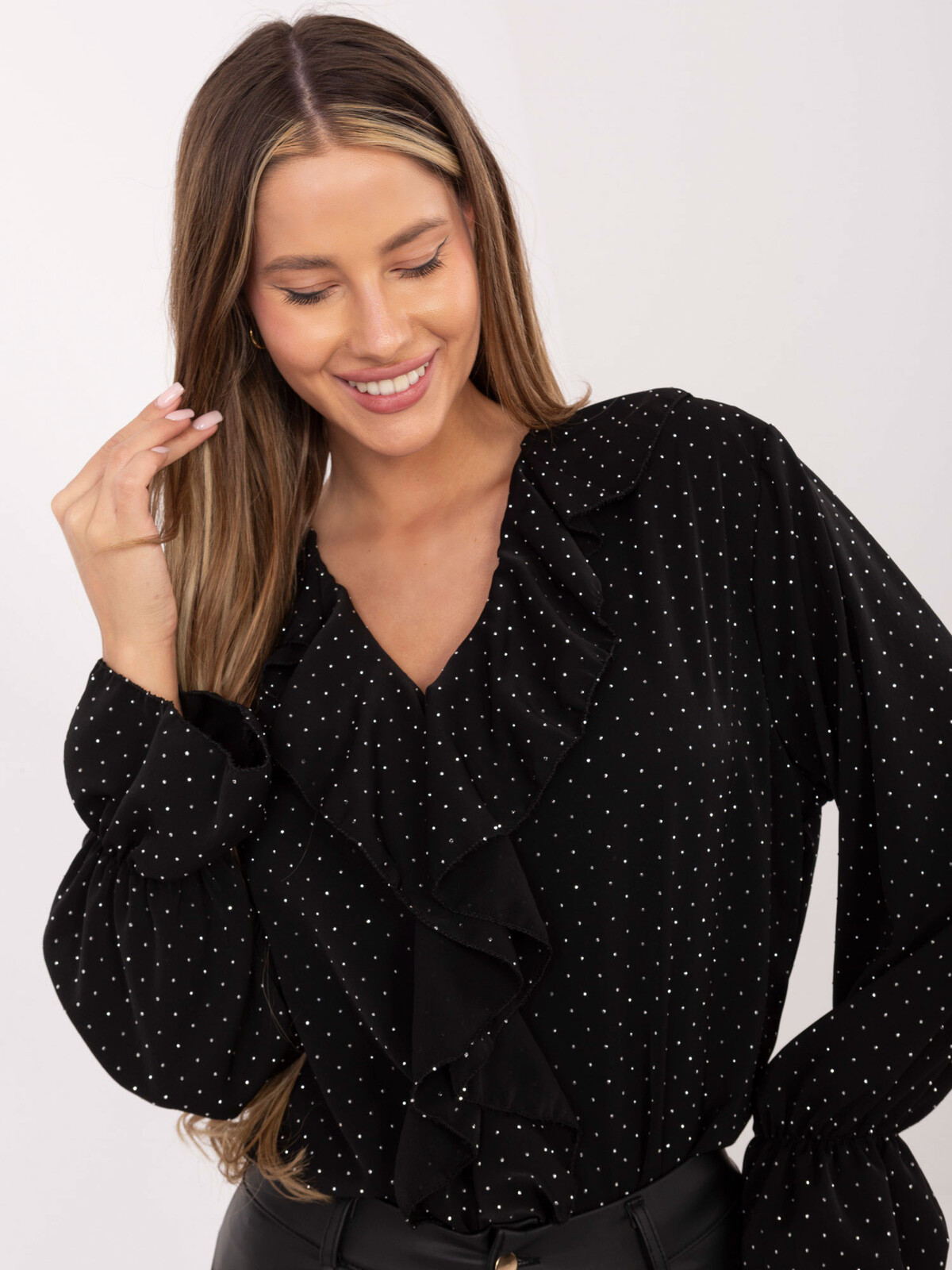 Čierna bodkovaná blúzka s volánmi