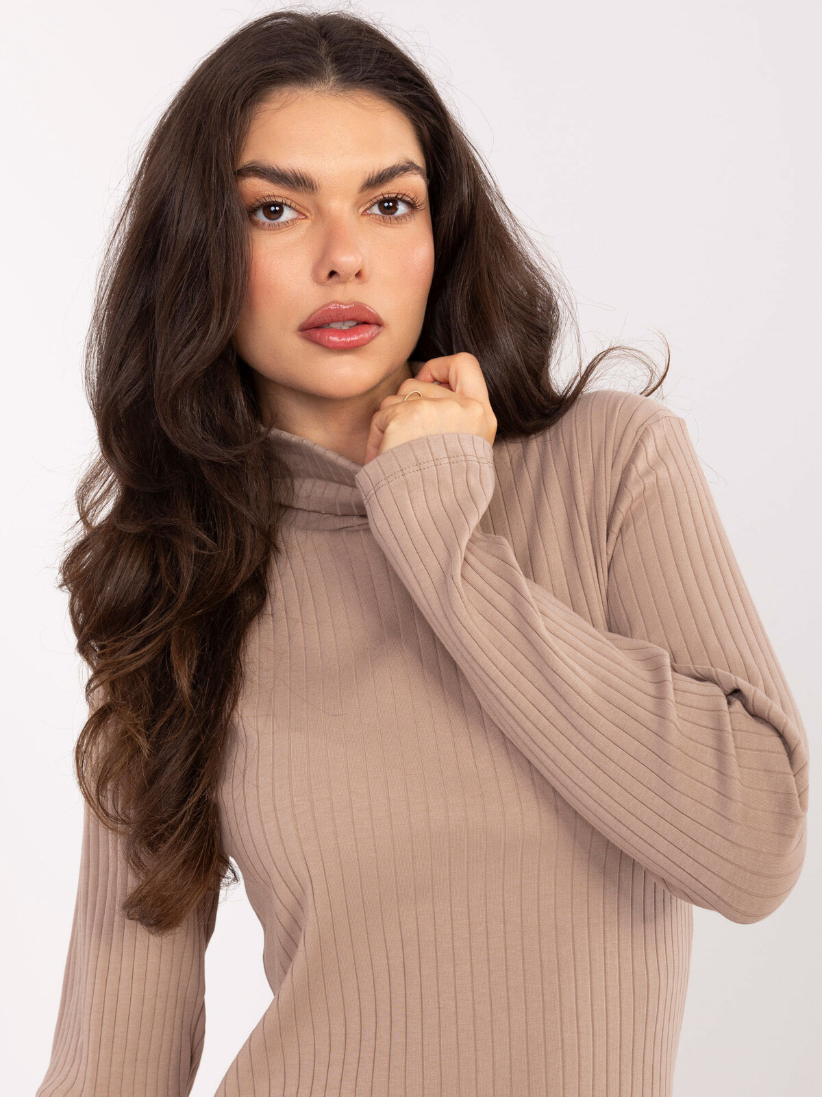 Dámske svetrové šaty v tmavobéžovej farbe